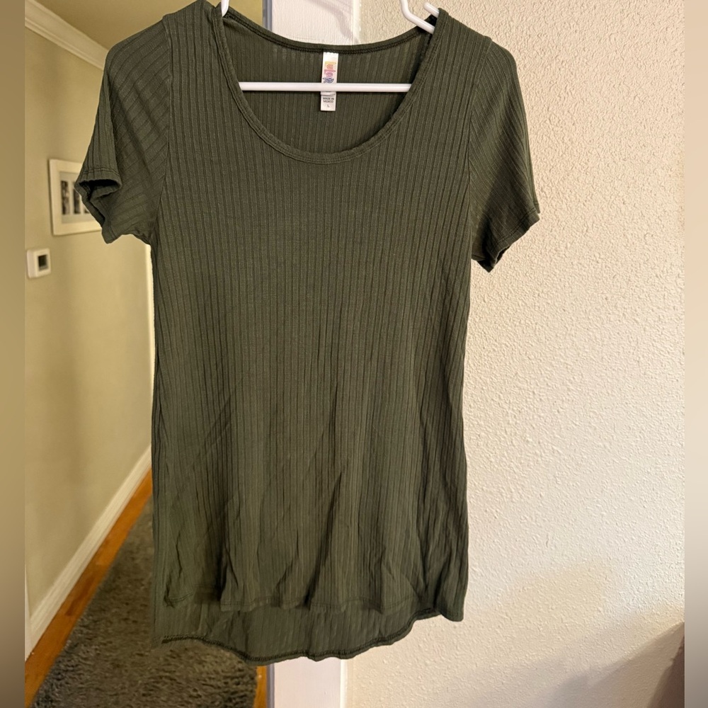 Lularoe Classic Tee Tshirt Olive Green Ribbed size Large